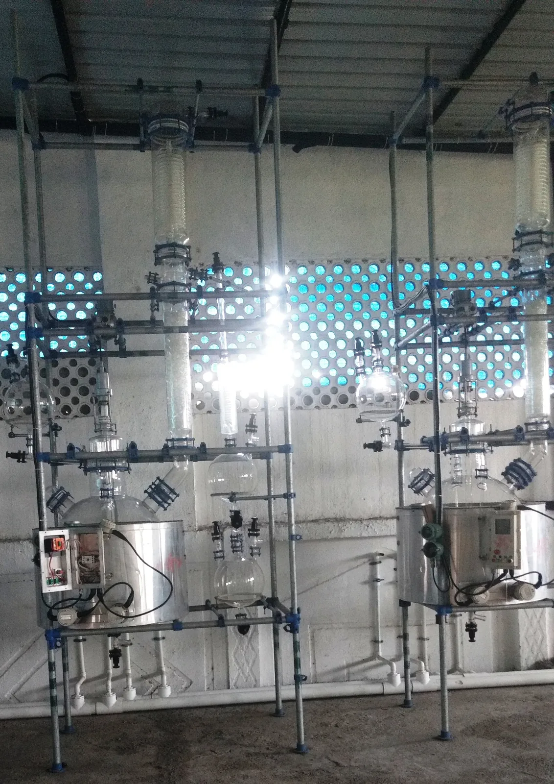 Spherical glass reactor with fractional distillation assembly